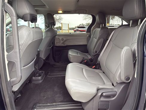 Used 2021 Toyota Sienna XLE image 22