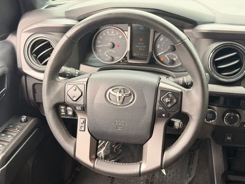 Used 2017 Toyota Tacoma TRD Off-Road w/ Tow Package (A/T) AWD/4WD image 19