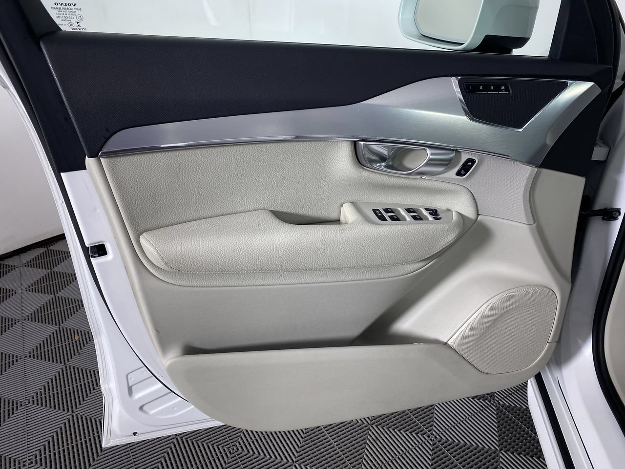 Used 2018 Volvo XC90 T6 Momentum w/ Convenience Package AWD/4WD image 13