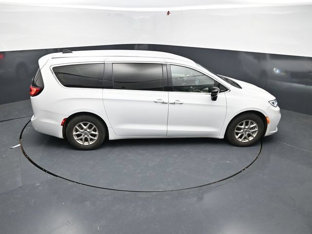 Used 2024 Chrysler Pacifica Touring-L FWD image 38