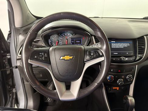 Used 2019 Chevrolet Trax LT w/ LT Convenience Package FWD image 11