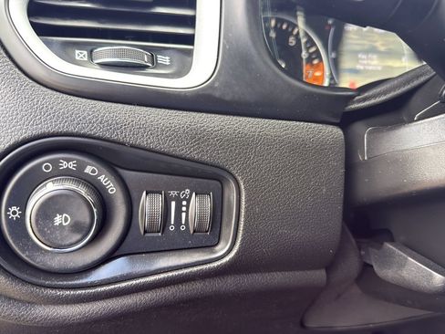 Used 2018 Jeep Renegade Latitude w/ Cold Weather Group AWD/4WD image 17
