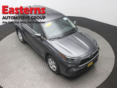 Used 2024 Toyota Highlander LE image 3