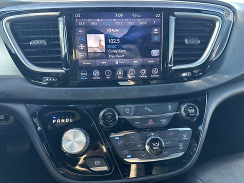 Used 2020 Chrysler Pacifica Touring-L Plus w/ S Appearance Package FWD image 18