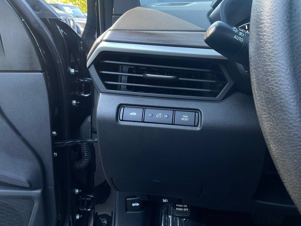 Used 2025 Nissan Altima 2.5 SV FWD image 13