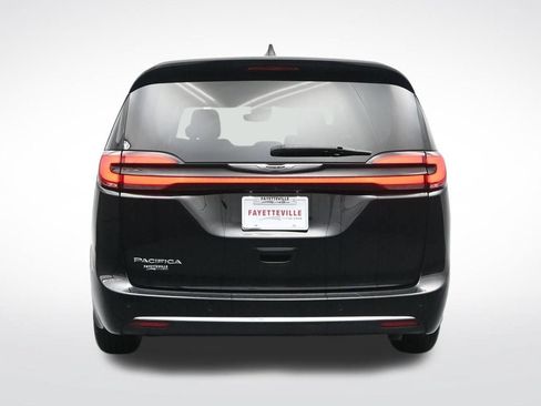 Used 2024 Chrysler Pacifica Touring-L FWD image 6