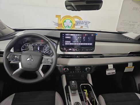 New 2026 Mitsubishi Outlander SE image 13