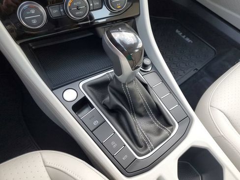 Certified 2024 Volkswagen Jetta SE FWD image 28