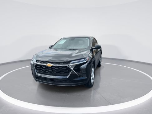 Used 2025 Chevrolet Trax LS w/ LS Convenience Package image 3