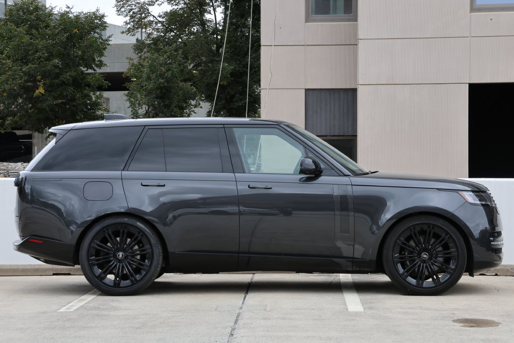 Used 2024 Land Rover Range Rover SE AWD/4WD image 3