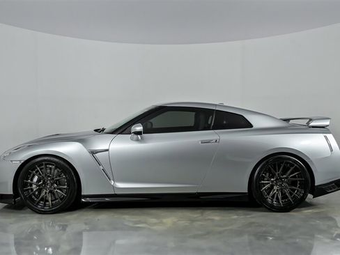 Used 2020 Nissan GT-R Premium AWD/4WD image 8