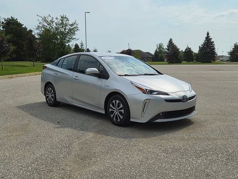 Used 2022 Toyota Prius LE AWD/4WD image 3