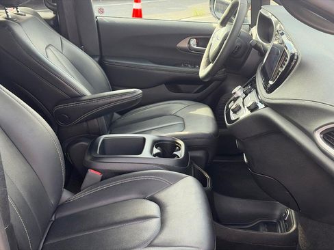Used 2025 Chrysler Pacifica Select FWD image 19