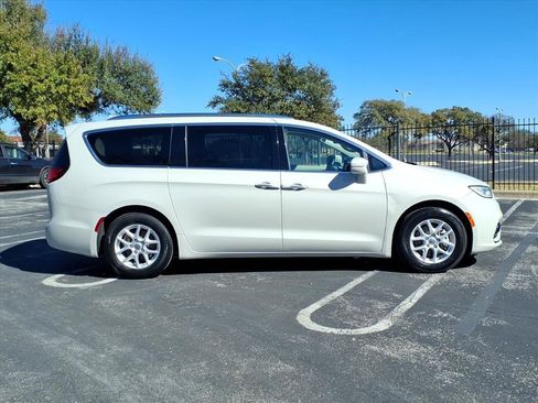 Used 2021 Chrysler Pacifica Touring-L image 10