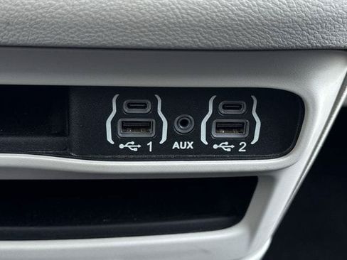 Used 2023 Chrysler Pacifica Touring-L FWD image 19