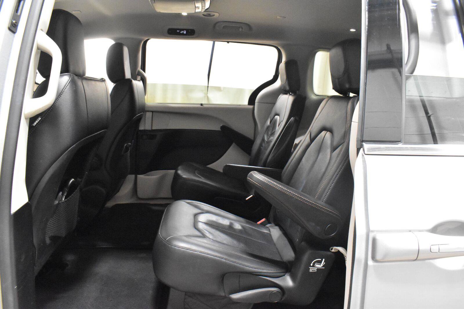 Used 2018 Chrysler Pacifica Touring-L FWD image 4
