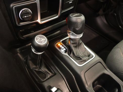 Used 2024 Jeep Gladiator Sport image 7