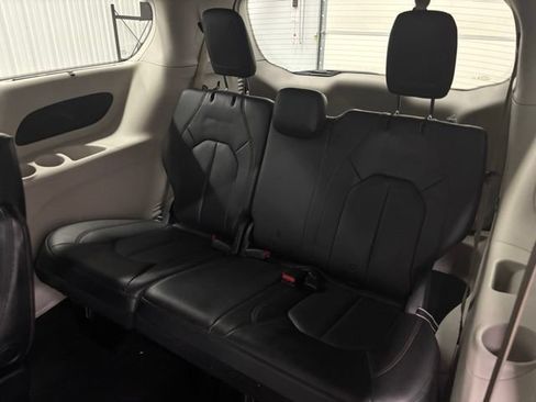 Used 2020 Chrysler Pacifica Touring-L FWD image 10
