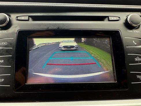 Used 2018 Toyota Highlander LE image 11