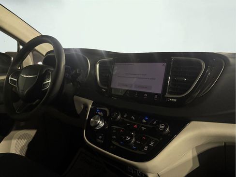 Used 2024 Chrysler Pacifica Touring-L image 17