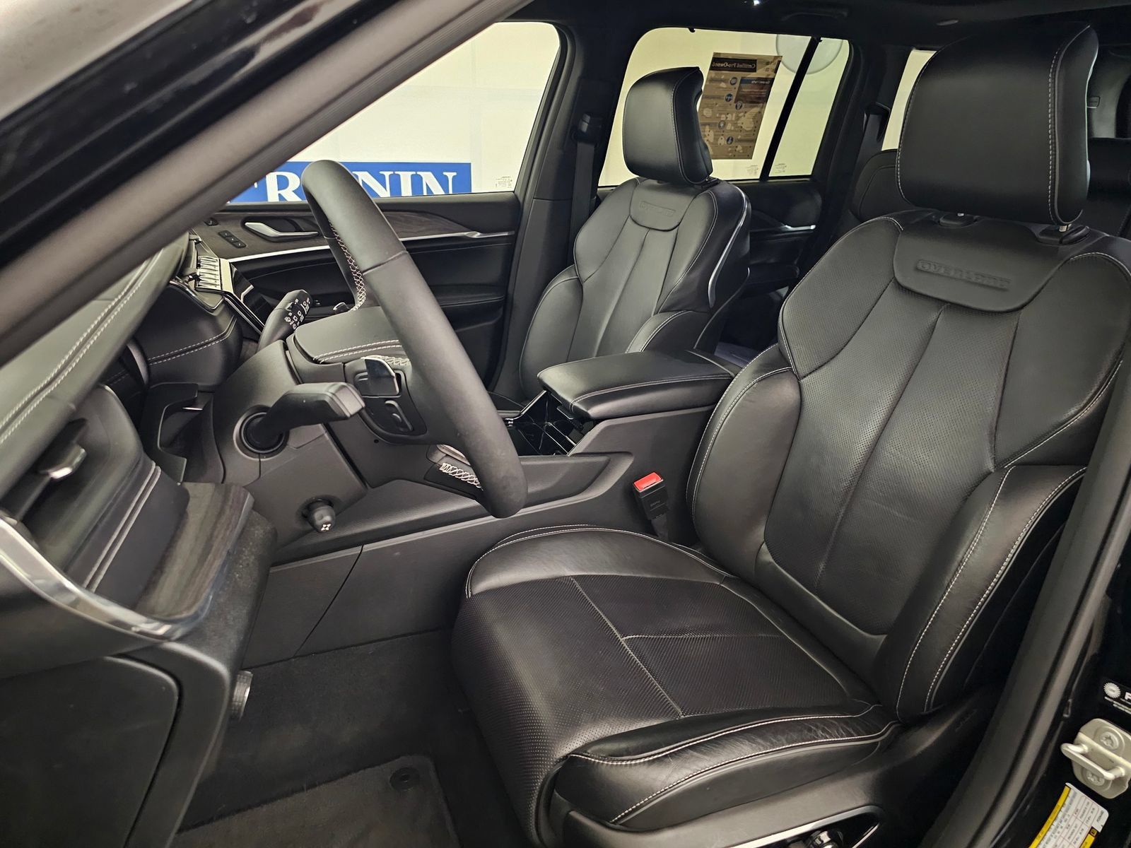 Used 2023 Jeep Grand Cherokee Overland w/ Luxury Tech Group IV AWD/4WD image 5