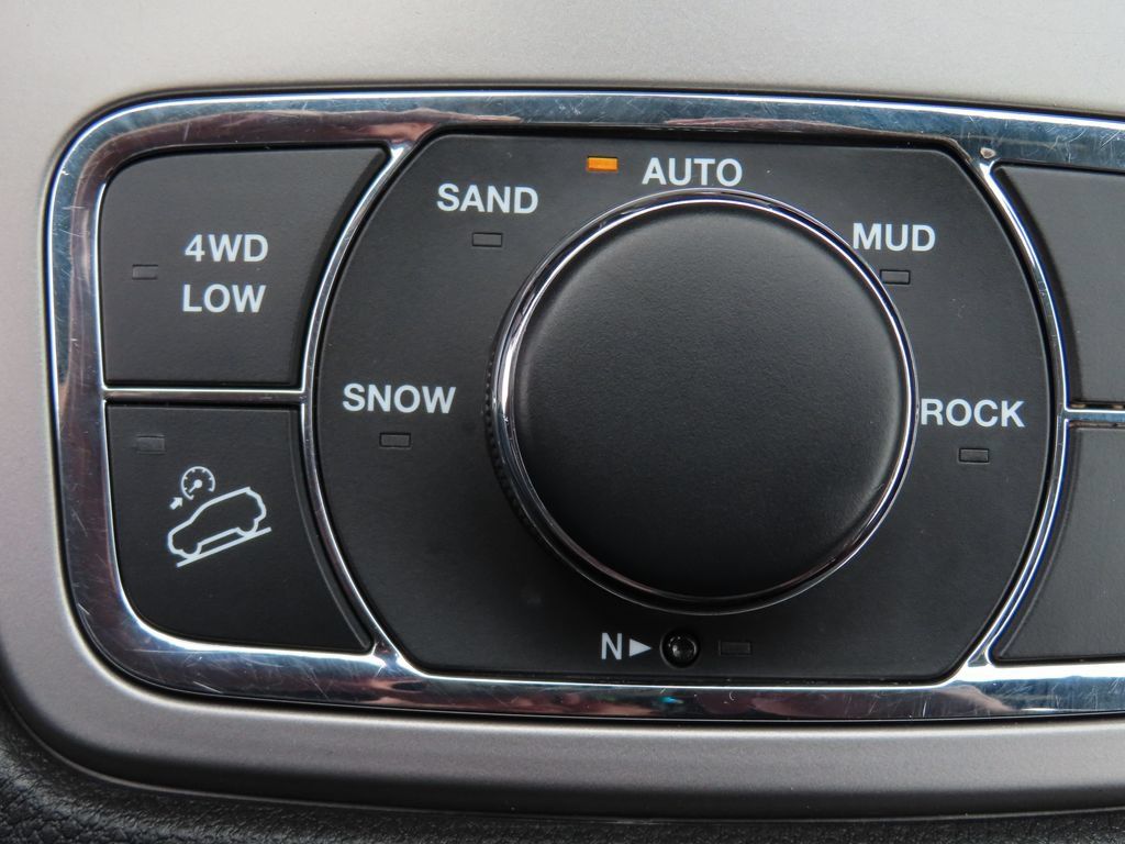 Used 2022 Jeep Grand Cherokee Laredo X AWD/4WD image 11