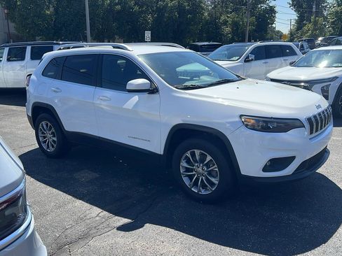 Used 2019 Jeep Cherokee Latitude Plus w/ Cold Weather Group AWD/4WD image 3