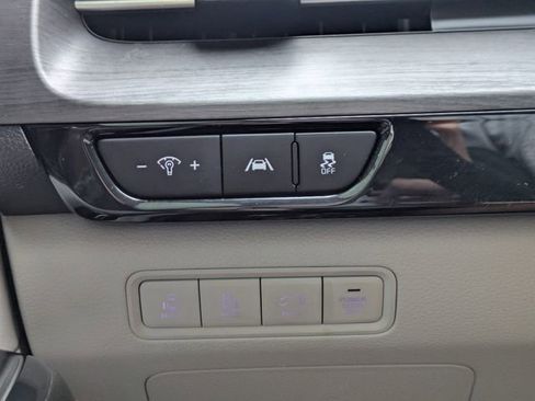 Used 2024 Kia Carnival EX FWD image 24