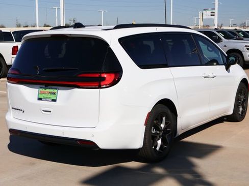 New 2026 Chrysler Pacifica Select image 7