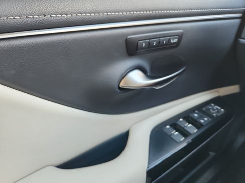 Used 2024 Lexus ES 350 w/ Premium Package FWD image 13