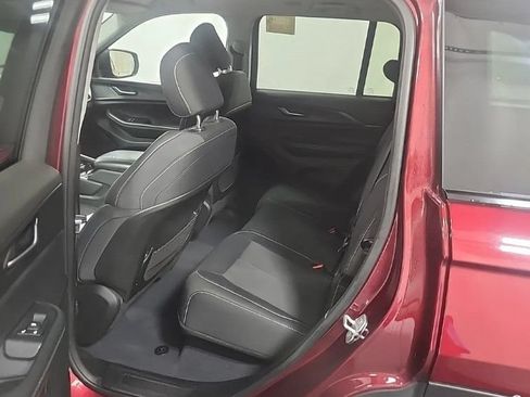 Used 2023 Jeep Grand Cherokee Laredo AWD/4WD image 9