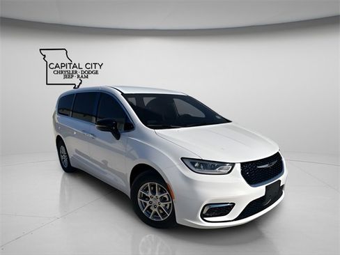New 2026 Chrysler Pacifica Select image 2