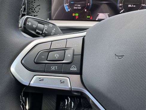 New 2025 Volkswagen Tiguan SE image 25