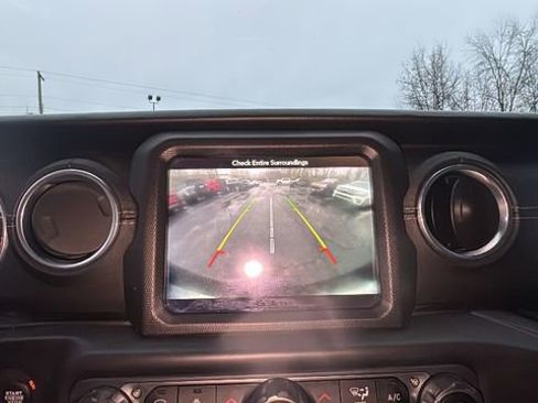 Used 2018 Jeep Wrangler Unlimited Sahara image 21