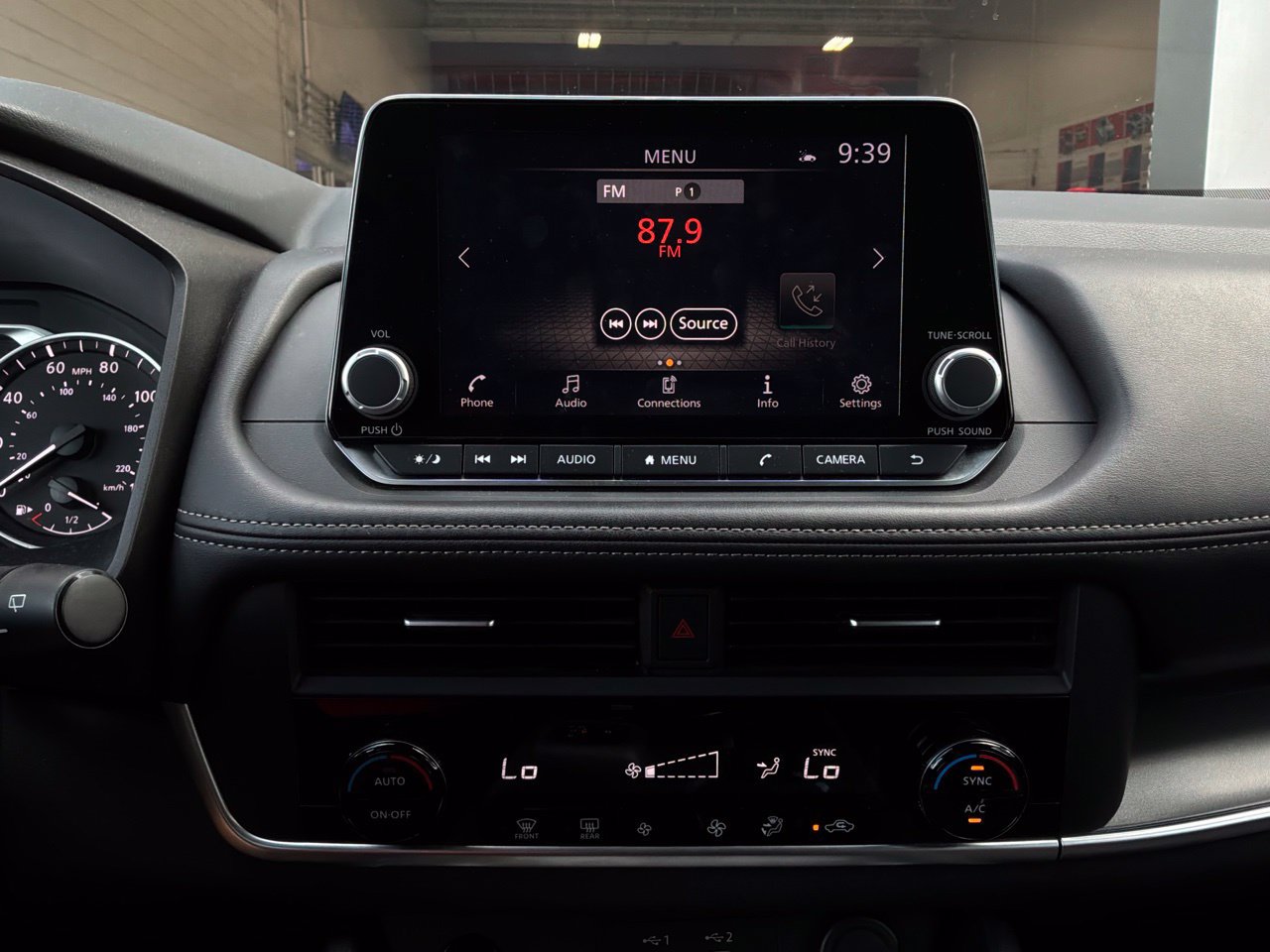 Used 2025 Nissan Rogue SV FWD image 30