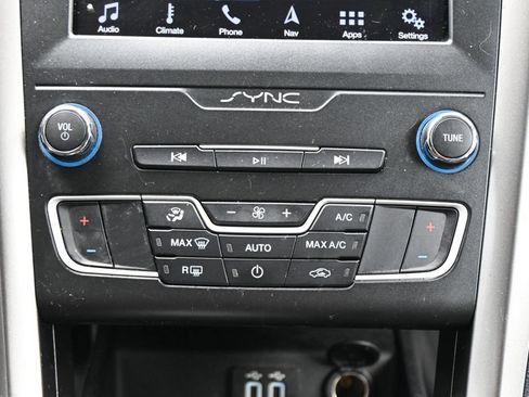 Used 2019 Ford Fusion SE FWD image 17