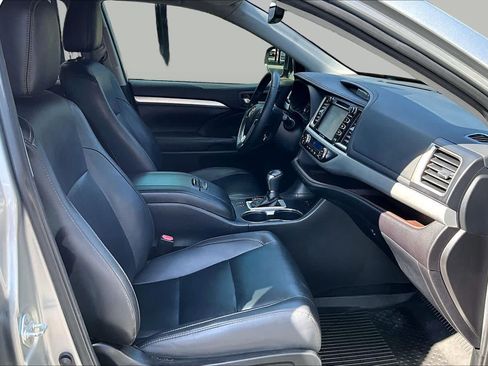 Used 2019 Toyota Highlander XLE FWD image 9