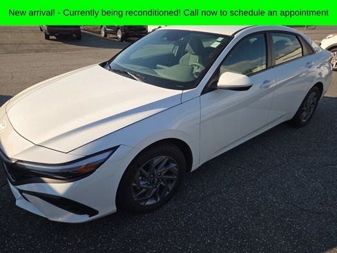 Used 2025 Hyundai Elantra Hybrid FWD image 2