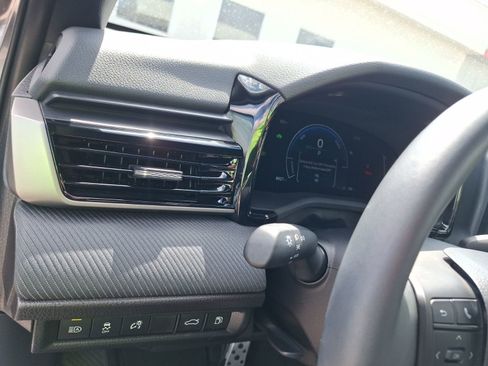 Used 2025 Toyota Camry SE w/ Convenience Package image 18