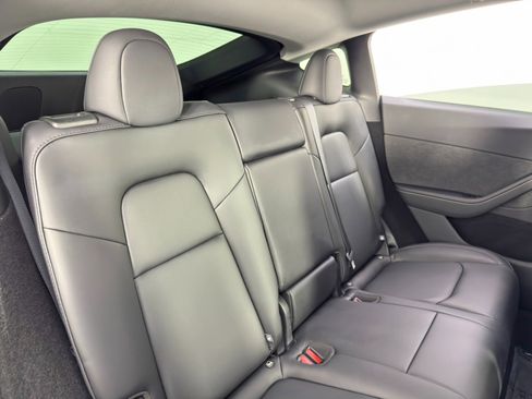 Used 2025 Tesla Model Y Long Range image 38