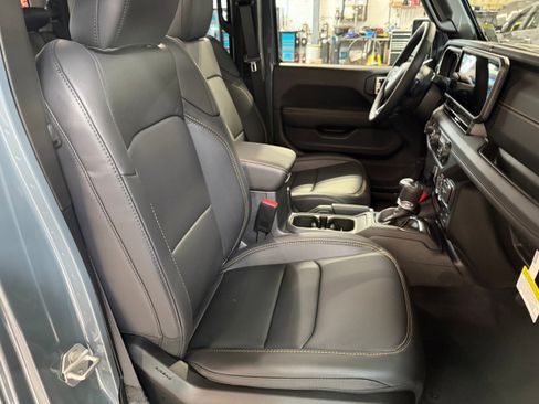 New 2025 Jeep Gladiator Sport AWD/4WD image 8