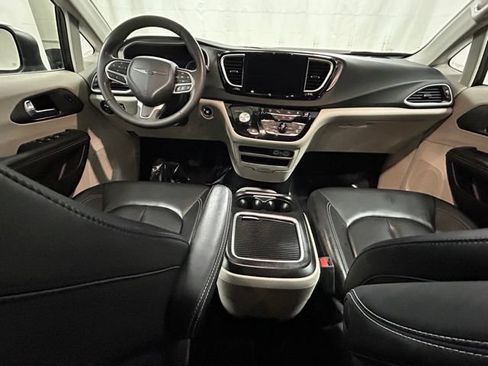 Used 2023 Chrysler Pacifica Touring-L FWD image 14