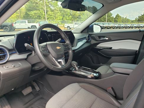 Used 2024 Chevrolet Trax LT w/ Driver Confidence Package FWD image 28