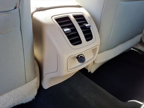 Used 2017 Ford Taurus SE image 30