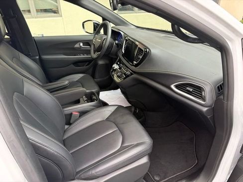 Used 2025 Chrysler Pacifica Select AWD/4WD image 20