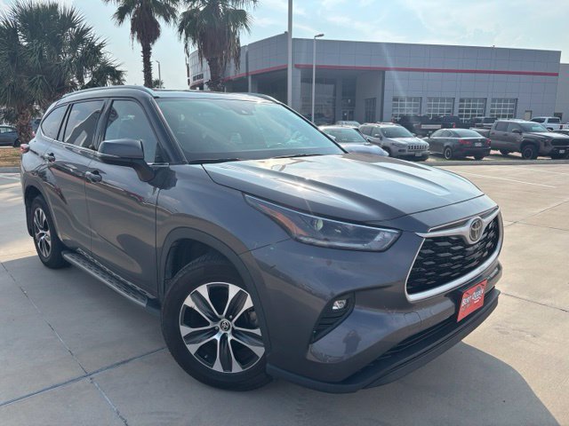 Used 2021 Toyota Highlander XLE AWD/4WD image 1