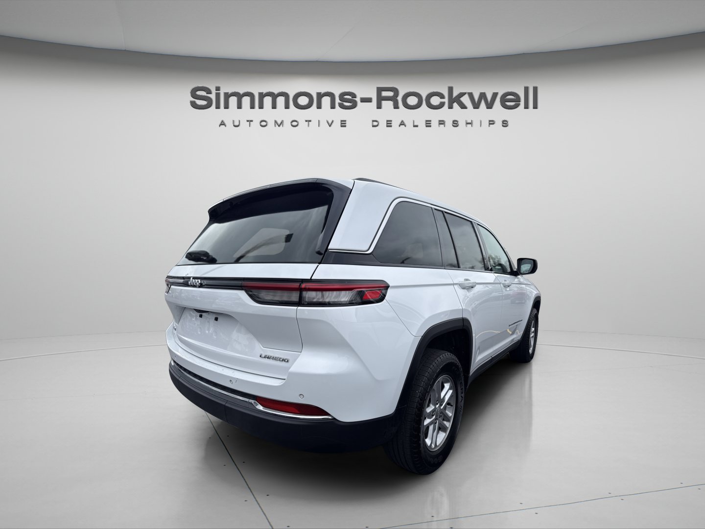 Used 2023 Jeep Grand Cherokee Laredo AWD/4WD image 4