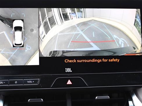 Used 2023 Toyota Venza Limited image 12