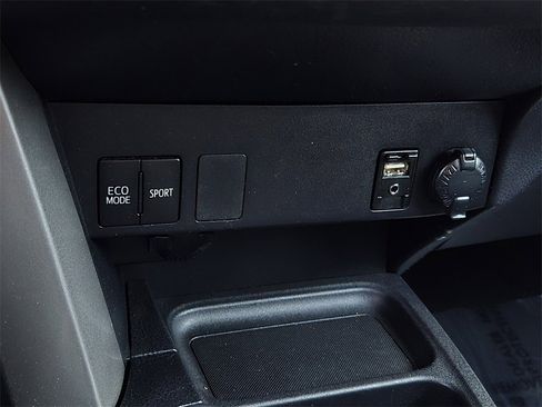 Used 2016 Toyota RAV4 LE image 19