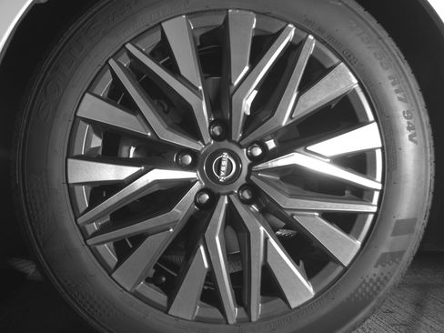 Used 2025 Nissan Altima 2.5 SV FWD image 12